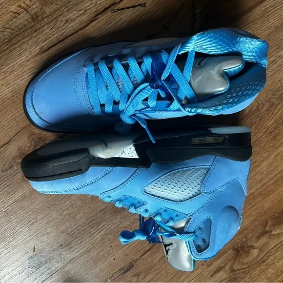 Jordan Athletic Shoes in Light Blue and Black - Picture 4 of 7